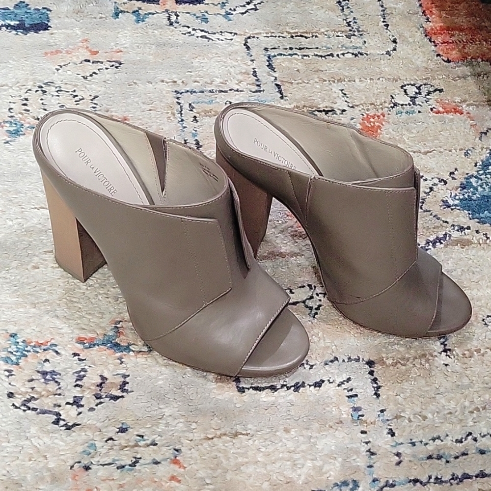 Pour La Victoire gray leather heeled mules